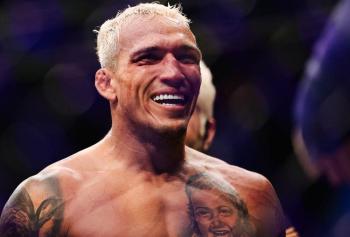 Charles Oliveira réagit à l’annonce de son combat pour le titre face à Ilia Topuria lors de l’UFC 317
