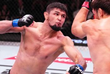 Nursulton Ruziboev s’impose par décision unanime contre Dustin Stoltzfus lors de l’UFC Fight Night 256 | Las Vegas