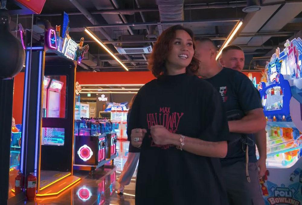 Max Holloway battu par sa femme Alessa Quizon sur un punching ball