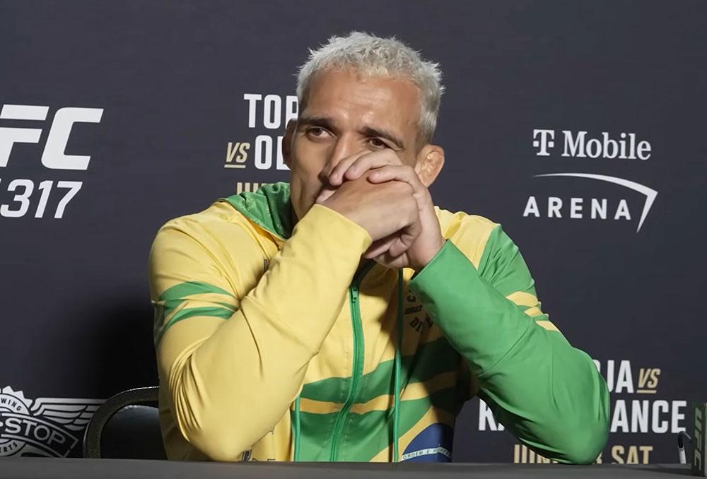 Charles Oliveira promet de briser l’invincibilité d’Ilia Topuria lors du combat pour le titre à l’UFC 317 | Las Vegas
