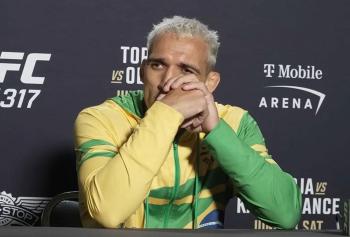 Charles Oliveira promet de briser l’invincibilité d’Ilia Topuria lors du combat pour le titre à l’UFC 317 | Las Vegas