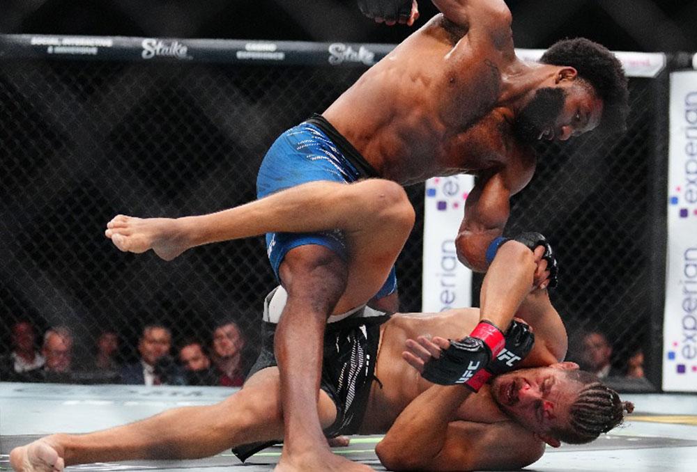 https://www.ufc-fr.com/data/actualite/10568/large/impressionnante-performance-de-jacobe-smith-qui-termine-niko-price-par-etranglement-arriere-a-lufc-317-las-vegas-photo___ID_2025-06-29-02-15-27_10568.jpg