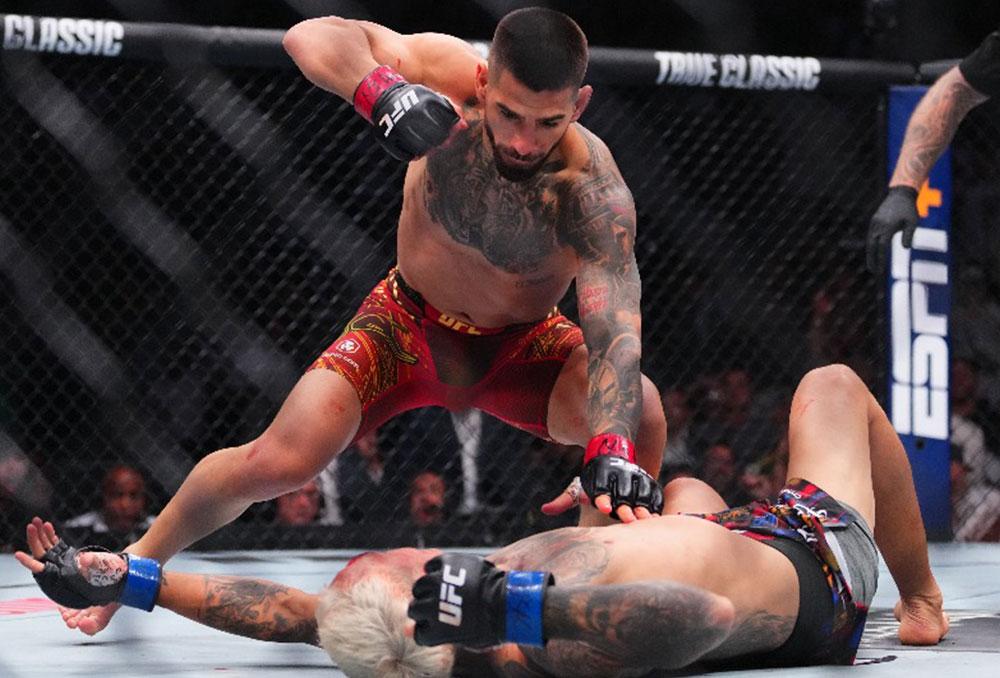 UFC 317 - Ilia Topuria terrasse Charles Oliveira par KO au 1er round et devient champion UFC dans une deuxième catégorie | Las Vegas