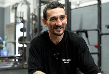 Max Holloway exige son retrait du classement des poids plumes et critique le système de l'UFC