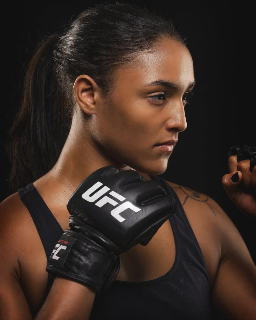 Alice Pereira, surnommée 'Golden Girl', s'apprête à marquer l'histoire en devenant la plus jeune combattante de l'UFC
