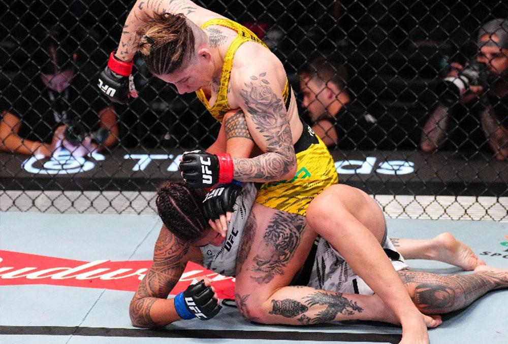Karol Rosa impose son expérience et sa lutte pour s'offrir une victoire dominante contre la Française Nora Cornolle | UFC on ESPN 71