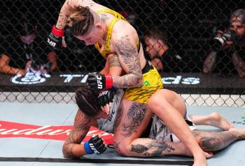 Karol Rosa impose son expérience et sa lutte pour s'offrir une victoire dominante contre la Française Nora Cornolle | UFC on ESPN 71