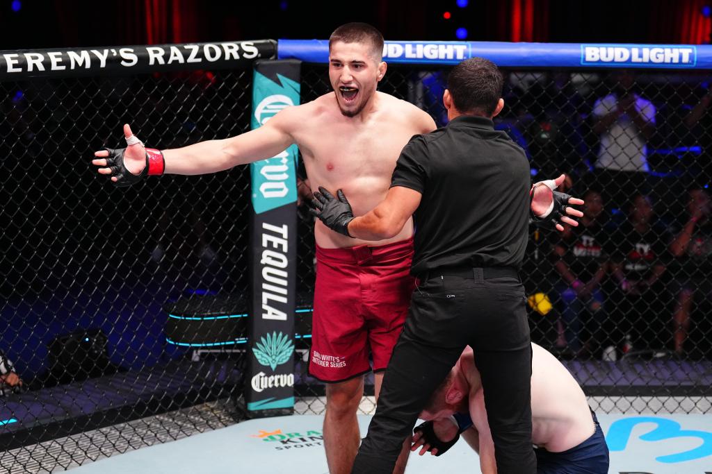 Baisangur Susurkaev signe le premier TKO de la saison du Contender Series avec un coup de pied frontal dévastateur | DWCS 77