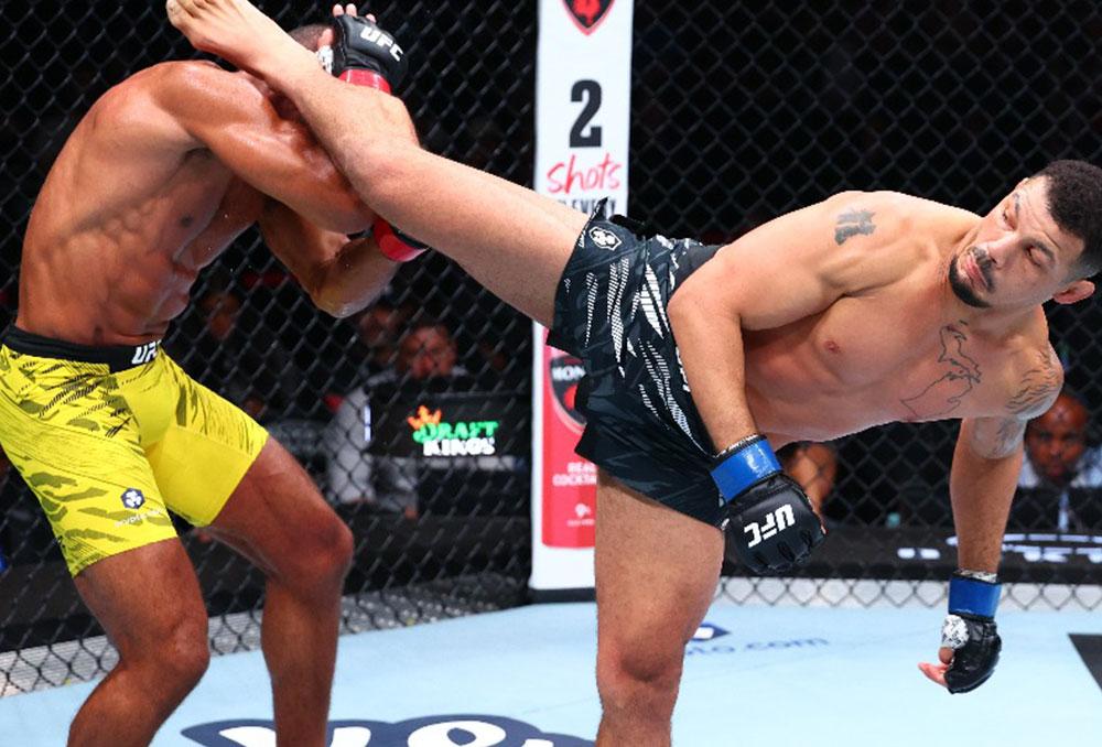 Drakkar Klose s'impose par décision unanime contre Edson Barboza lors de l'UFC 319 après un combat très disputé | Chicago