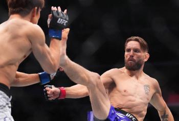 Tim Elliott effectue un retour triomphal à l'UFC 319 en soumettant Kai Asakura avec une guillotine magistrale | UFC 319
