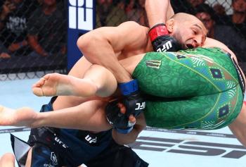 Une domination totale : Khamzat Chimaev détrône Dricus du Plessis et s'empare du titre des poids moyens lors de l'UFC 319