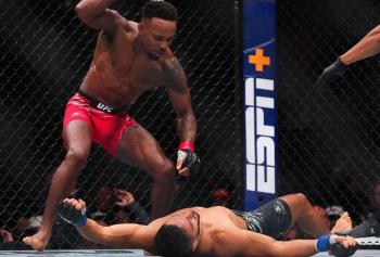 Lerone Murphy met fin aux débuts d'Aaron Pico à l'UFC 319 avec un spectaculaire coup de coude retourné | UFC 319