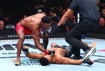 Lerone Murphy met fin aux débuts d'Aaron Pico à l'UFC 319 avec un spectaculaire coup de coude retourné | UFC 319