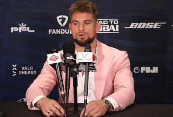 Dalton Rosta, certain de sa supériorité, voit la peur dans les yeux de son adversaire Fabian Edwards | PFL World Tournament