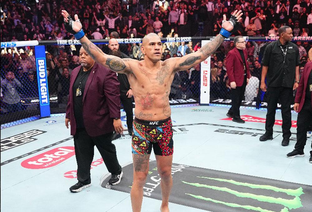 Alex Pereira foudroie Magomed Ankalaev et reconquiert le titre en moins de 90 secondes | UFC 320