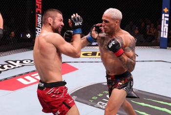 Intraitable à domicile, Charles Oliveira soumet Mateusz Gamrot devant son public | UFC Rio de Janeiro