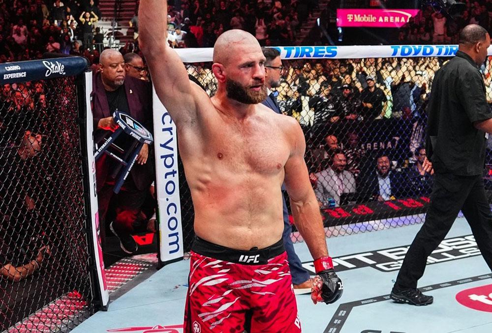 Jiri Prochazka rend hommage à Khalil Rountree après leur combat à l'UFC 320