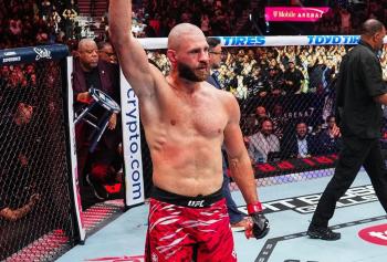 Jiri Prochazka rend hommage à Khalil Rountree après leur combat à l'UFC 320