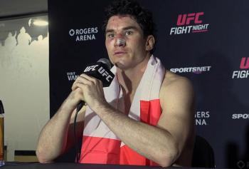 Mike Malott a évité l'arrêt du combat après le coup bas controversé | UFC Vancouver
