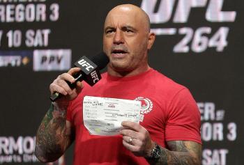 Joe Rogan désigne Jones contre Pereira comme « le plus grand combat de l'histoire »