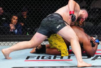 Chris Barnett subit la pression au sol de Hamdy Abdelwahab et s'incline logiquement | UFC 321