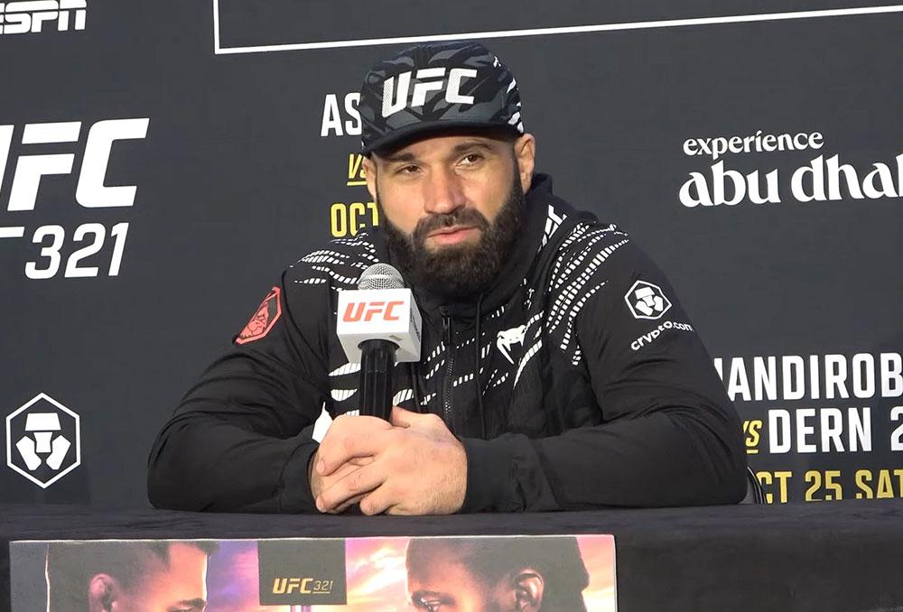 Azamat Murzakanov justifie sa provocation envers Aleksandar Rakic après sa victoire par KO | UFC 321