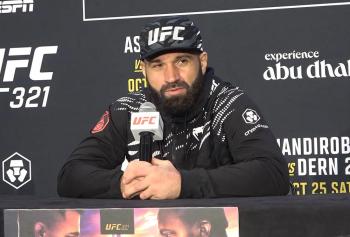 Azamat Murzakanov justifie sa provocation envers Aleksandar Rakic après sa victoire par KO | UFC 321