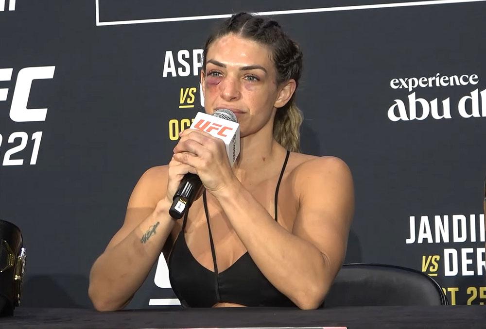 Mackenzie Dern dédie sa ceinture à son père après son sacre face à Virna Jandiroba | UFC 321