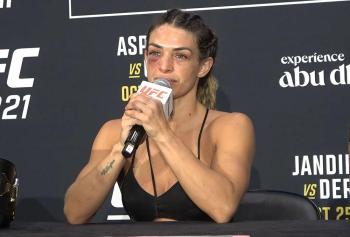 Mackenzie Dern dédie sa ceinture à son père après son sacre face à Virna Jandiroba | UFC 321