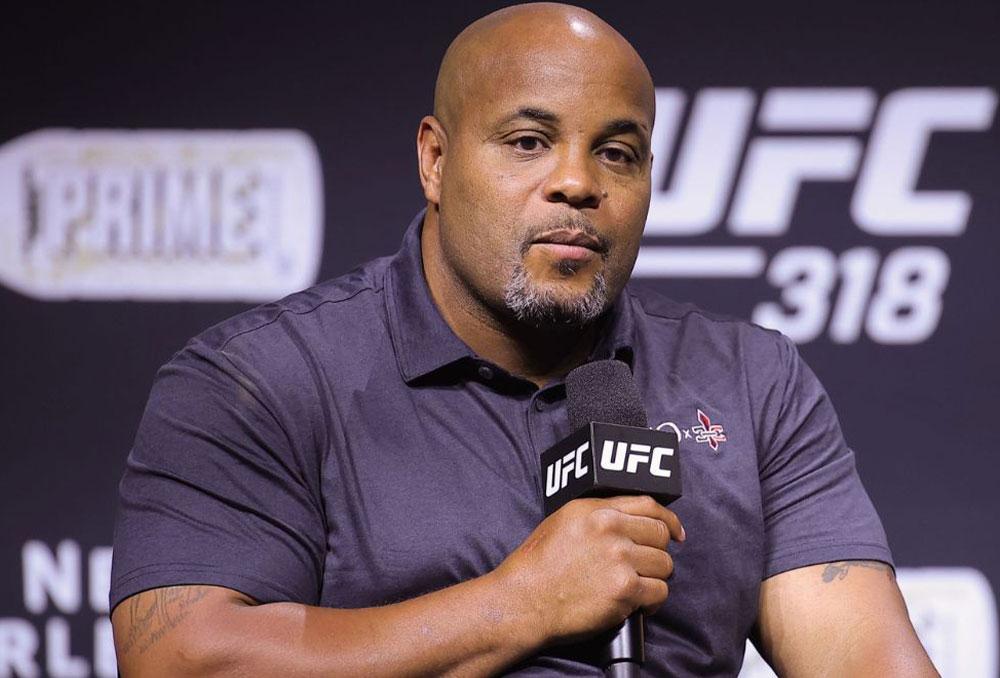 Daniel Cormier critique Tom Aspinall pour la diffusion d'une vidéo privée