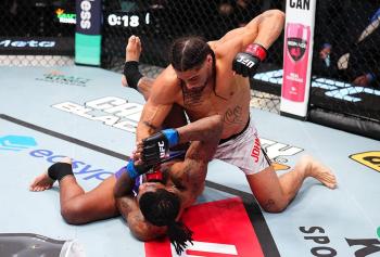 Donte Johnson réussit ses débuts à l'UFC et soumet Sedriques Dumas avec une guillotine | UFC Vegas 110