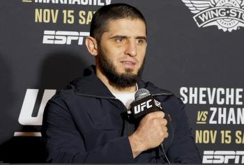 Islam Makhachev répond : “Je ne suis pas juste un grappler, je peux boxer” | UFC 322