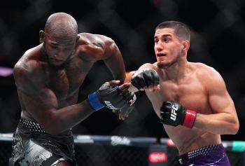 Baisangur Susurkaev foudroie Eric McConico par KO au round 3 | UFC 322