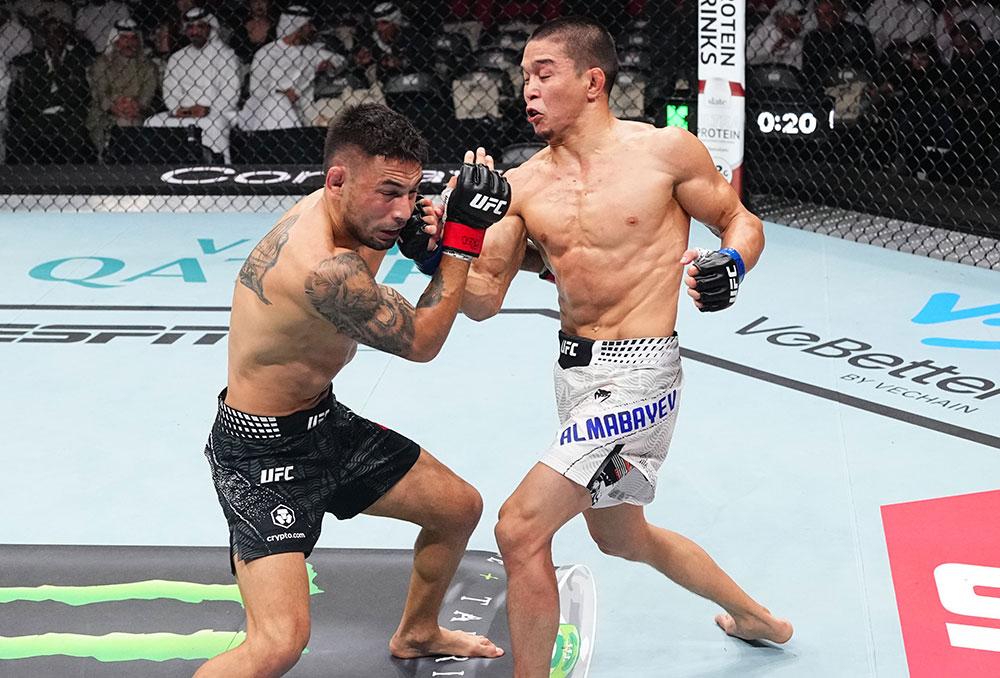 Asu Almabayev sanctionne une erreur d’Alex Perez et valide une victoire par soumission | UFC Qatar