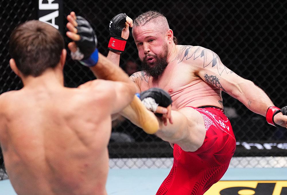 Nicolas Dalby s’impose de justesse face à Saygid Izagakhmaev au terme d’un combat serré | UFC Qatar