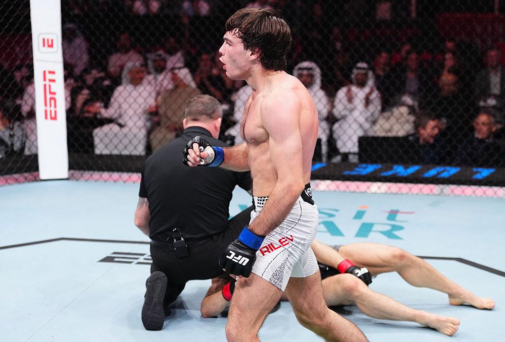 Luke Riley renverse une situation compromise et met KO Bogdan Grad dès le deuxième round | UFC Qatar