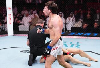 Luke Riley renverse une situation compromise et met KO Bogdan Grad dès le deuxième round | UFC Qatar