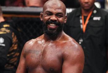 Jon Jones tire au lance-roquettes en Tchétchénie lors d’une visite controversée chez Ramzan Kadyrov