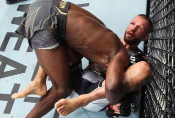 T.J. Dillashaw avait appris à remettre son épaule en place seul avant d'affronter Aljamain Sterling