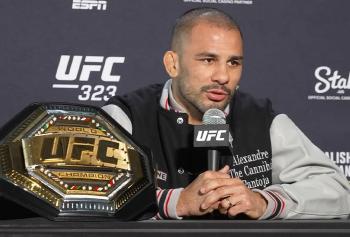 Alexandre Pantoja exclut de monter en poids coq tant que Merab Dvalishvili est le champion | UFC 323