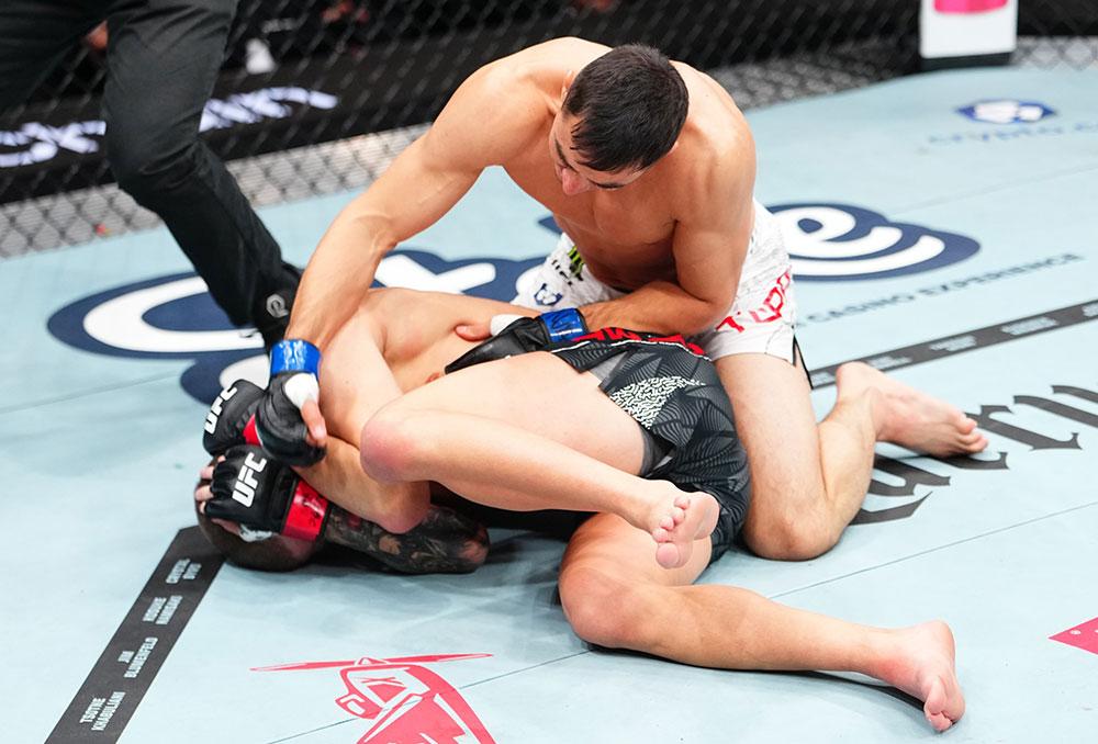 Manuel Torres confirme sa réputation de finisseur express en détruisant Grant Dawson par TKO | UFC 323