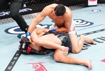 Manuel Torres confirme sa réputation de finisseur express en détruisant Grant Dawson par TKO | UFC 323