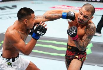 Joshua Van détrône Alexandre Pantoja par TKO en vingt-six secondes lors d'un final dramatique | UFC 323