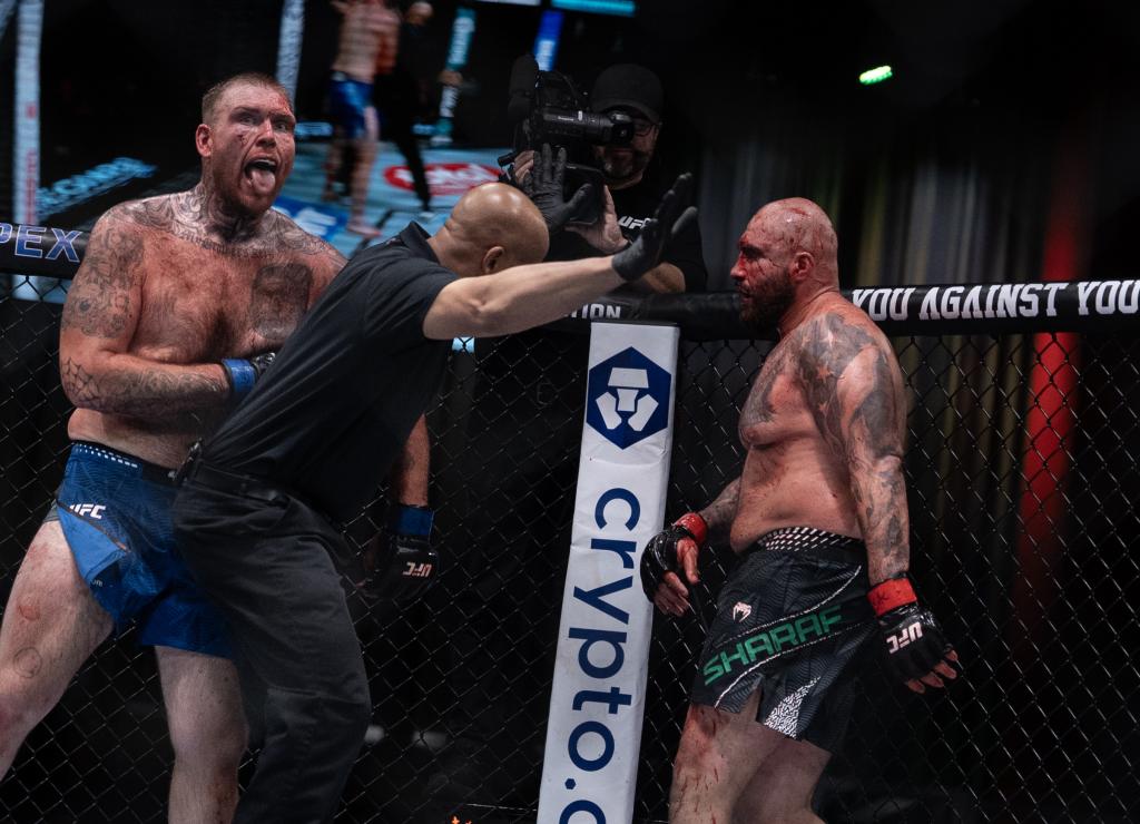 Steven Asplund lacère le visage de Sean Sharaf avec des coups de coude chirurgicaux | UFC on ESPN 73