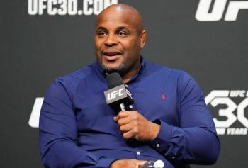 Daniel Cormier affirme qu'il battrait Jon Jones 10-0 dans un combat de lutte et exige une fortune pour le faire
