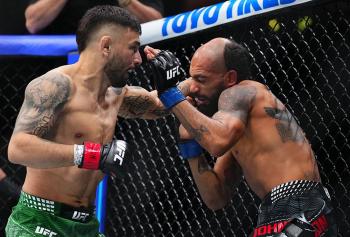 Un crochet gauche d'Alex Perez envoie Charles Johnson au tapis et scelle le sort du combat | UFC 324