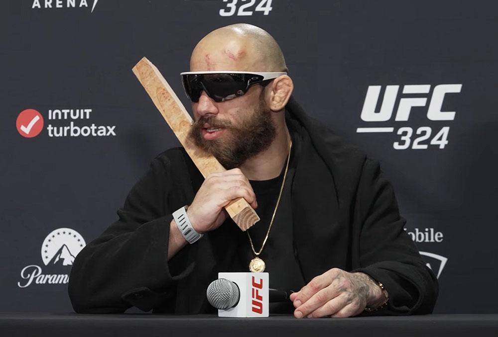 Jean Silva débarque en interview avec un bout de bois et un humour décalé | UFC 324
