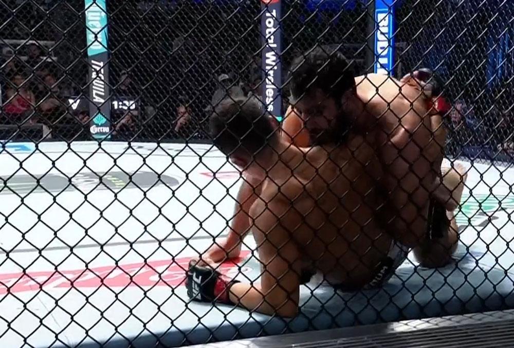 Farid Basharat préserve son invincibilité dans la douleur face à Jean Matsumoto | UFC Fight Night 266