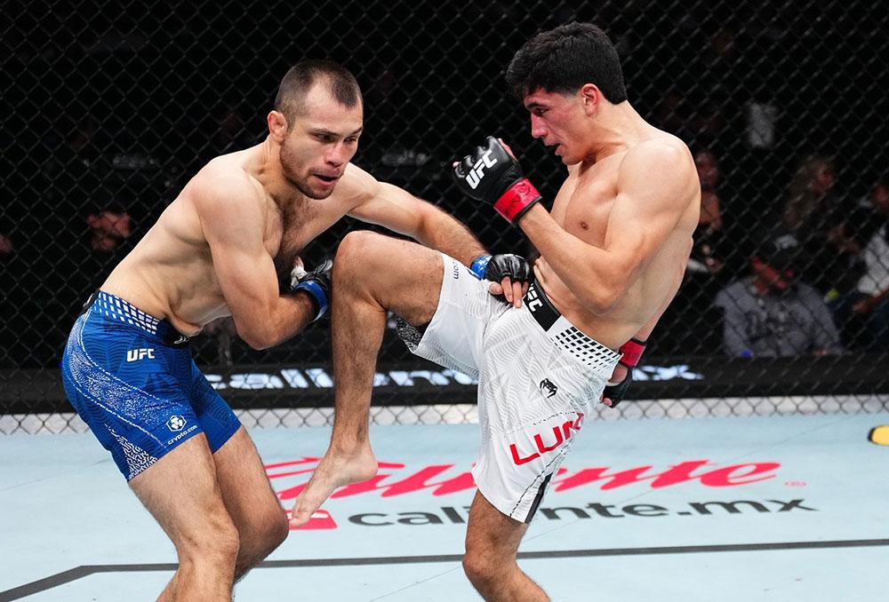 Santiago Luna bat Angel Pacheco à la décision et signe un deuxième succès consécutif à l'UFC | UFC Fight Night 268