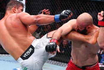 Paulo Costa frappe un grand coup chez les poids mi-lourds en infligeant un TKO à Azamat Murzakanov lors de la troisième reprise | UFC 327
